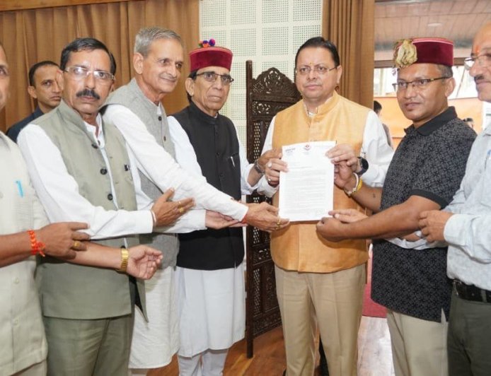 Uttarakhand: पुरोला विधायक दुर्गेश्वर लाल ने सीएम धामी से मुलाकात कर डांडा देवराणा मंदिर के लिए स्वीकृत ₹1.79 करोड़ पर जताया आभार
