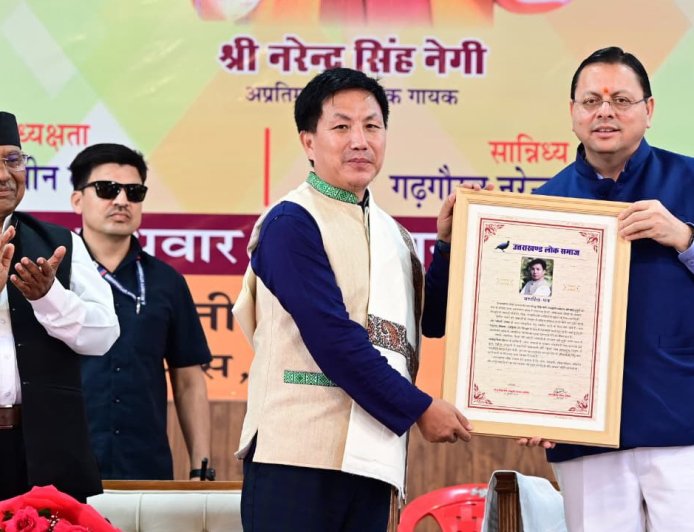 नेगी दा के जन्मदिन पर अरुणाचल के कलाकार ताई तुगुंग ‘नरेंद्र सिंह नेगी संस्कृति सम्मान से सम्मानित