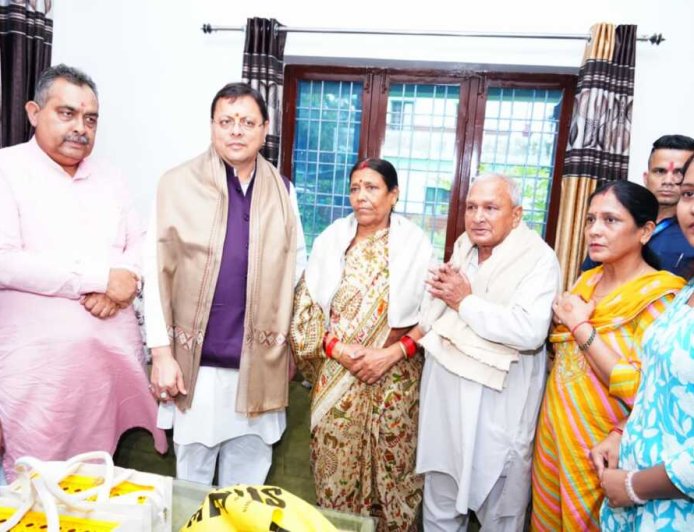 स्वतंत्रता दिवस की पूर्व संध्या पर सीएम ने शहीद अमित कुमार अणथ्वाल के परिजनों को किया सम्मानित।