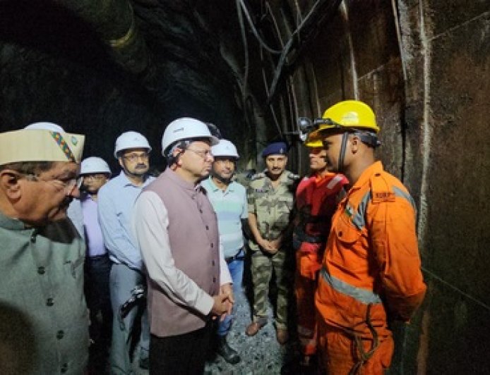 चमोली टनल हादसा: मुख्यमंत्री धामी ने रेस्क्यू का लिया जायजा, घायल श्रमिकों से जिला अस्पताल में मिले
