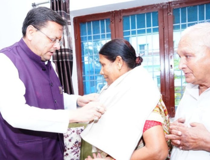 स्वतंत्रता दिवस की पूर्व संध्या पर शहीद अमित अणथ्वाल के परिजनों को CM धामी ने किया सम्मानित