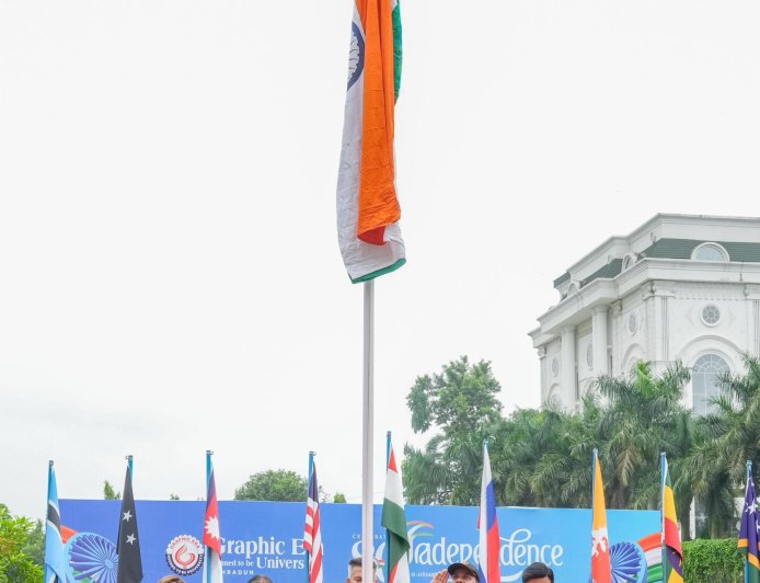 ग्राफिक एरा विश्वविद्यालय में शहीद के पिता ने फहराया तिरंगा, नई स्कॉलरशिप की घोषणा