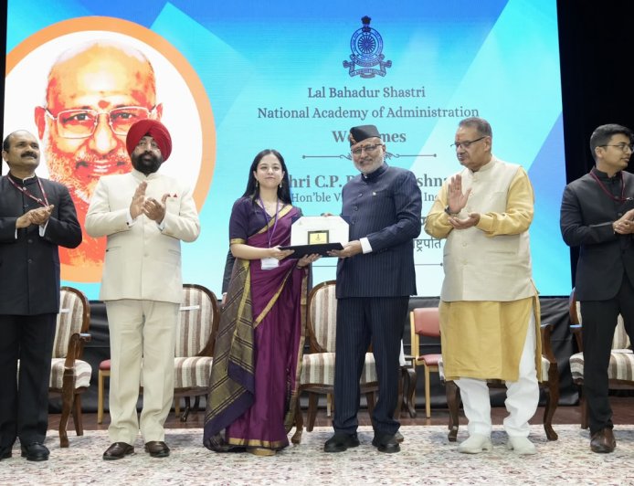 उपराष्ट्रपति का संदेश: सेवाभाव और कर्तव्यबोध को बनाएं मार्गदर्शक मंत्र