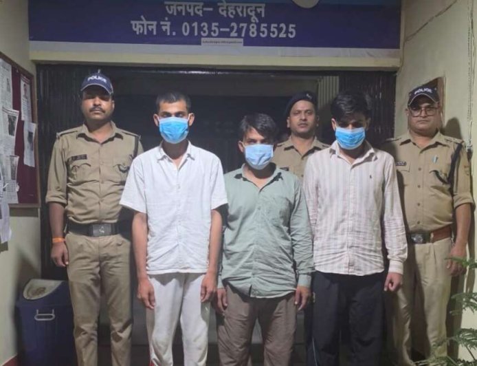 देहरादून में युवक की संदिग्ध मौत, तीन गिरफ्तार - दूध पीने की शर्त पर विवाद