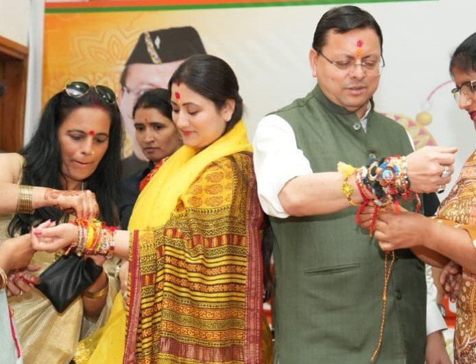 Uttarakhand: मुख्यमंत्री पुष्कर धामी को बहनों ने बांधा रक्षा सूत्र, महिला सशक्तीकरण की अपील