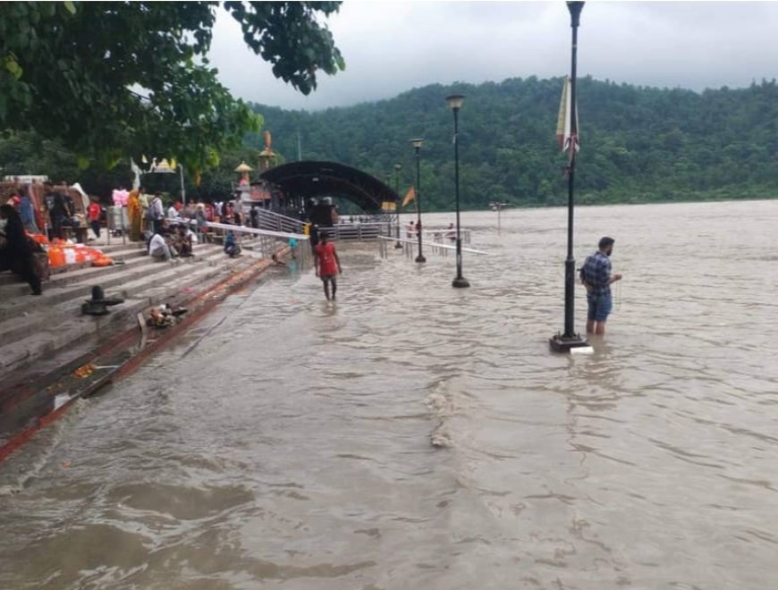 ऋषिकेश में गंगा का जलस्तर चेतावनी रेखा से 18 सेंटीमीटर ऊपर, जिला प्रशासन ने बढ़ाई सुरक्षा