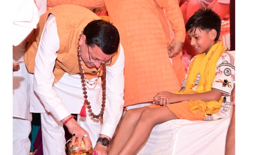 सीएम ने कांवड़ियों के पैर धोकर किया अभिनंदन, स्वास्थ्य शिविर की शुरुआत