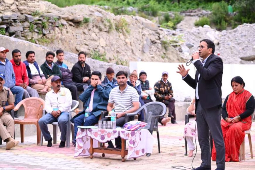 धाराली आपदा की पहली बरसी: जिलाधिकारी पहुंचे प्रभावितों के बीच, पुनर्निर्माण की नई दिशा