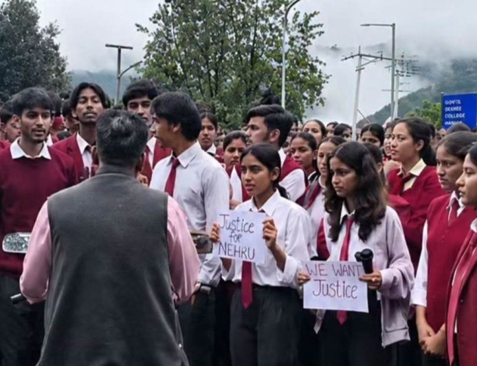 पौड़ी: भरसार विश्वविद्यालय में छात्रा की मौत पर फूटा साथी छात्र छात्राओं का गुस्सा, विवि प्रशासन पर लगाए गंभीर आरोप
