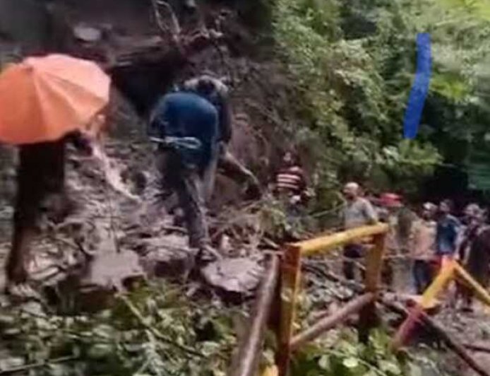 बारिश से हेमकुंड साहिब पैदल मार्ग क्षतिग्रस्त, पुलना के पास आवाजाही मुश्किल।