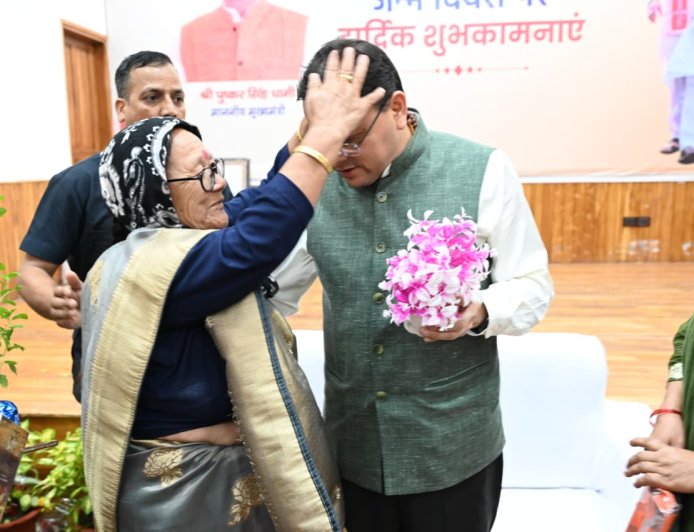 सीएम के जन्मदिवस पर उमड़ा बधाइयों का जनसैलाब