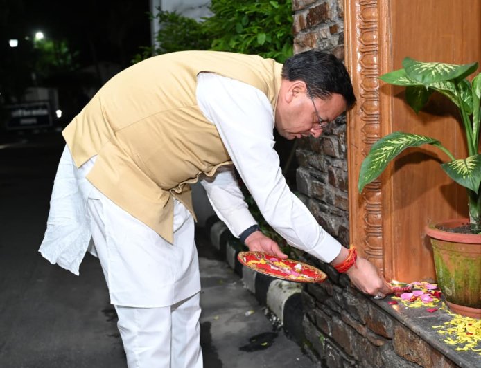 पीएम के जन्मदिवस पर धामी ने जलाया ‘आशीर्वाद का दीया’