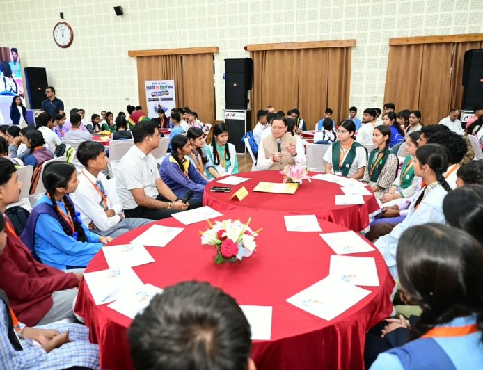 राजकीय विद्यालयों में पढ़ने वाले कक्षा 10वीं और 12वीं के विद्यार्थियों को टैब के लिए मिलेगा धन, मुख्यमंत्री युवा विद्यार्थी मंथन कार्यक्रम में 140 चयनित छात्र-छात्राओं से मुख्यमंत्री ने किया संवाद