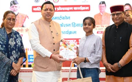 अंतरराष्ट्रीय बालिका दिवस: सीएम धामी ने 149 मेधावी बालिकाओं को सम्मानित करके स्मार्टफोन दिए