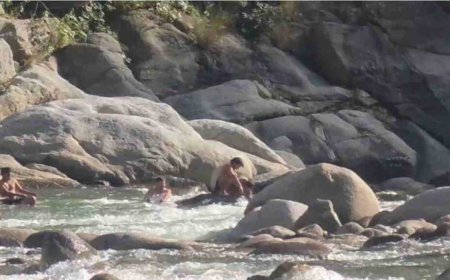 बालगंगा नदी में गिरी सेंट्रो कार, एक व्यक्ति का शव बरामद, दूसरा लापता।