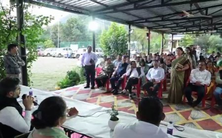 ग्रामीणों की समस्याओं के समाधान के लिए मालदेवता में लगी रात्रि चौपाल, जिला प्रशासन की अनूठी पहल