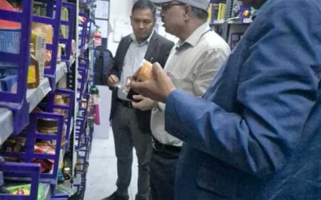 त्योहारों पर खाद्य सुरक्षा विभाग की छापेमारी, काजू कतली-सोन पापड़ी समेत तीन मिठाइयों के सैंपल लिए।