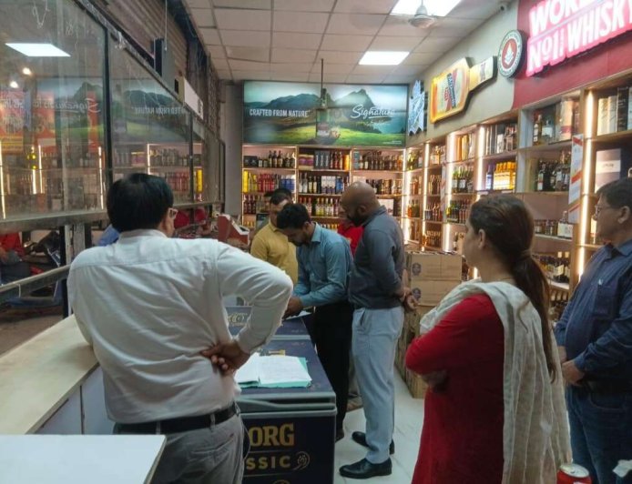 शराब की दुकानों पर ओवररेटिंग एवं अनियमितताओं की शिकायतों पर डीएम का एक्शन