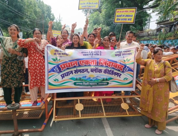 प्रधानों का सचिवालय कूच: बैरिकेडिंग को तोड़कर किया धरना