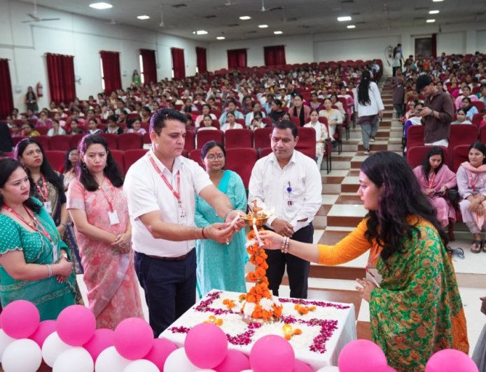 नवप्रवेशी विद्यार्थियों की सांस्कृतिक प्रस्तुतियों ने रंग जमाया