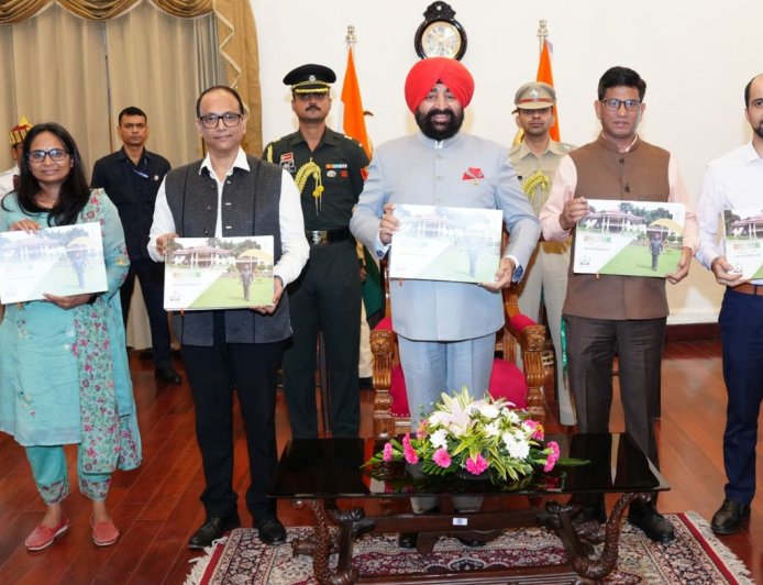 उत्तराखंड: राज्यपाल गुरमीत सिंह द्वारा 'सेवा, समर्पण और नवाचार के पांच वर्ष' कॉफी टेबल बुक का विमोचन