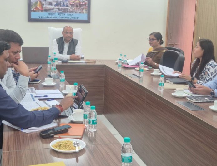 गढ़वाल आयुक्त का कड़ा रुख: तय समय में सड़कें गड्ढामुक्त न होने पर चेतावनी