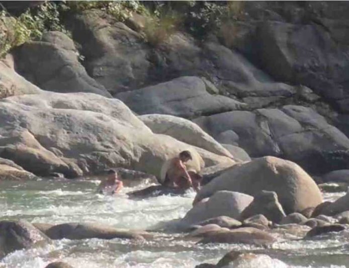 बालगंगा नदी में गिरी सेंट्रो कार, एक व्यक्ति का शव बरामद, दूसरा लापता।