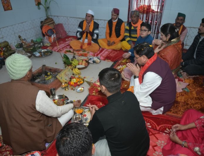 Pithoragarh:-मुख्यमंत्री पुष्कर सिंह धामी ने पैतृक गांव हड़खोला स्थित श्री हरि चंद देवता मंदिर में की पूजा-अर्चना