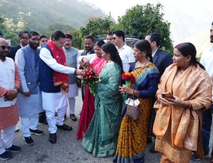 विधानसभा सत्र के लिए गैरसैंण आगमन पर मुख्यमंत्री पुष्कर सिंह धामी का भव्य स्वागत, गौचर, कर्णप्रयाग सहित विभिन्न स्थानों पर स्थानीय लोगों ने पुष्प वर्षा कर किया मुख्यमंत्री का स्वागत