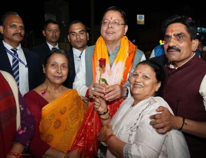 Uttarakhand:-ऋषिकेश में मुख्यमंत्री पुष्कर सिंह धामी का स्थानीय लोगों एवं युवाओं ने किया भव्य स्वागत