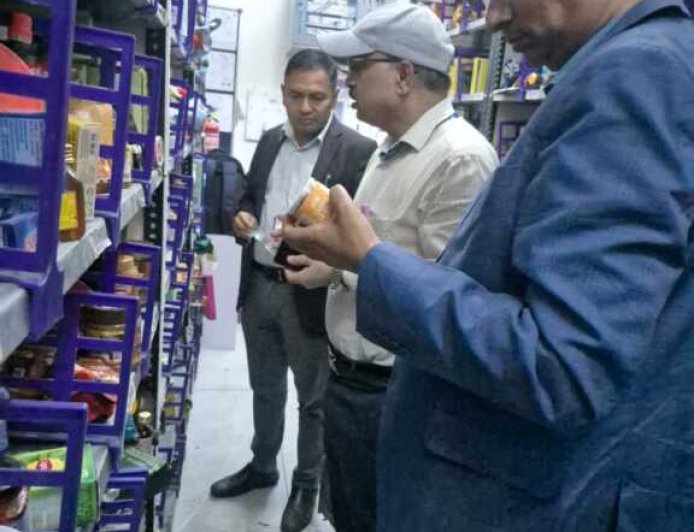 त्योहारों पर खाद्य सुरक्षा विभाग की छापेमारी, काजू कतली-सोन पापड़ी समेत तीन मिठाइयों के सैंपल लिए।