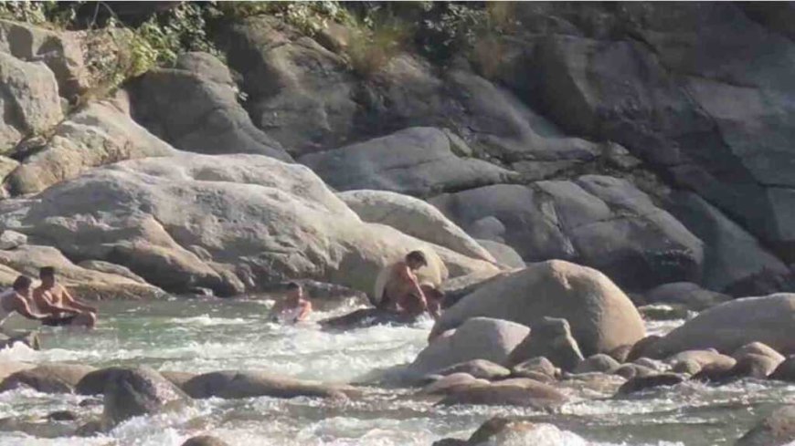 बालगंगा नदी में गिरी सेंट्रो कार, एक व्यक्ति का शव बरामद, दूसरा लापता।