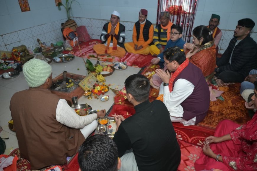 Pithoragarh:-मुख्यमंत्री पुष्कर सिंह धामी ने पैतृक गांव हड़खोला स्थित श्री हरि चंद देवता मंदिर में की पूजा-अर्चना