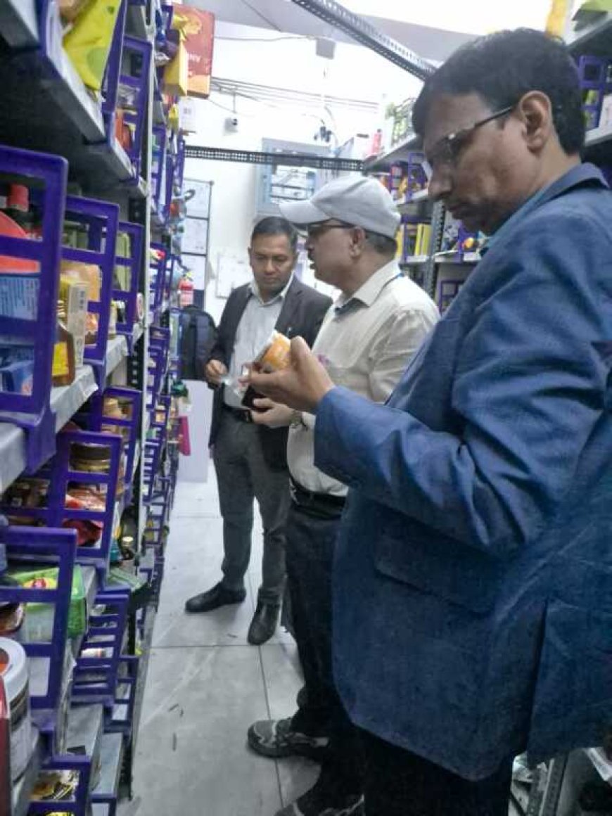 त्योहारों पर खाद्य सुरक्षा विभाग की छापेमारी, काजू कतली-सोन पापड़ी समेत तीन मिठाइयों के सैंपल लिए।